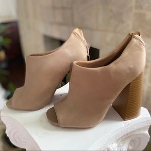 Qupid tan chunky high heels peep toe NWOT